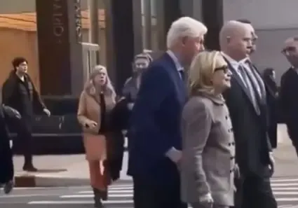 El incómodo momento que protagonizó Hillary Clinton tras ser empujada por su esposo Bill Clinton en calles de NY