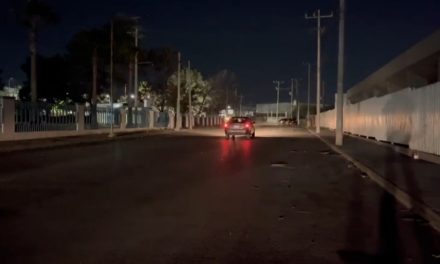 En riesgo estudiantes y trabajadores en penumbras calzada Industria Metalúrgica en Ramos Arizpe