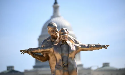 Instalan estatua de Donald Trump y Jeffrey Epstein en pose al estilo ‘Titanic’ cerca del Capitolio