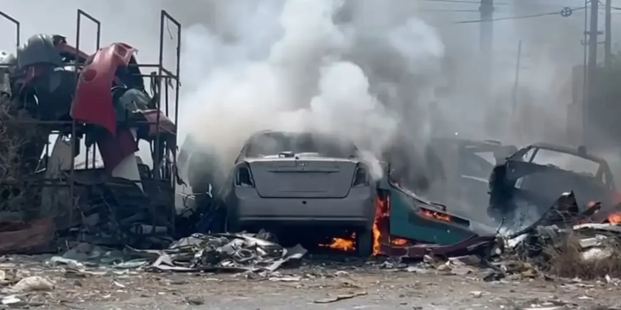 Saltillo: Fuerte incendio en yonke moviliza al cuerpo de bomberos