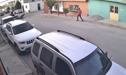 Fuerte choque entre motocicleta y camioneta en Parras