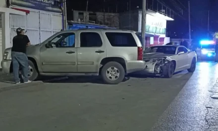 Saltillo: Conductora iba a comprar tacos y  terminó chocando su camioneta
