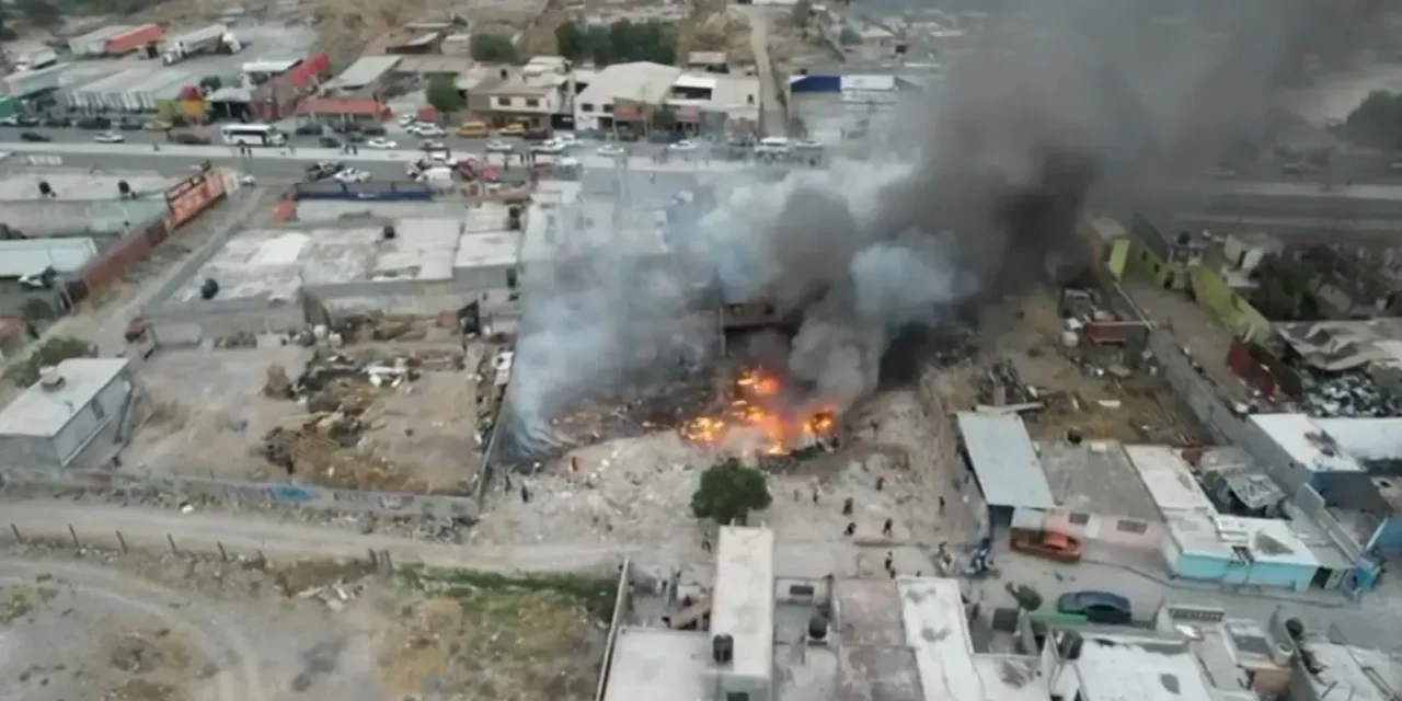 Incendio consume varios comercios en la colonia Santa Teresa