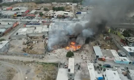Incendio consume varios comercios en la colonia Santa Teresa