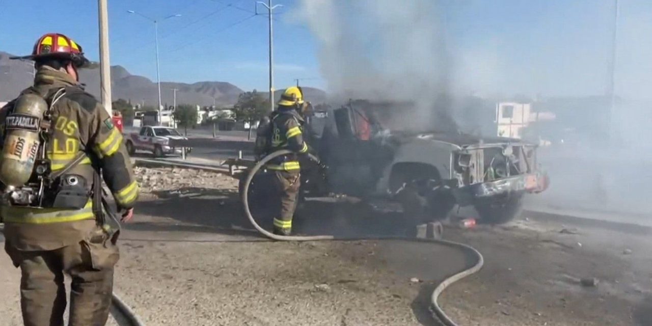Incendio consume dos camionetas en Saltillo