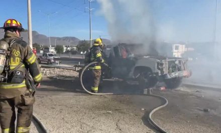 Incendio consume dos camionetas en Saltillo