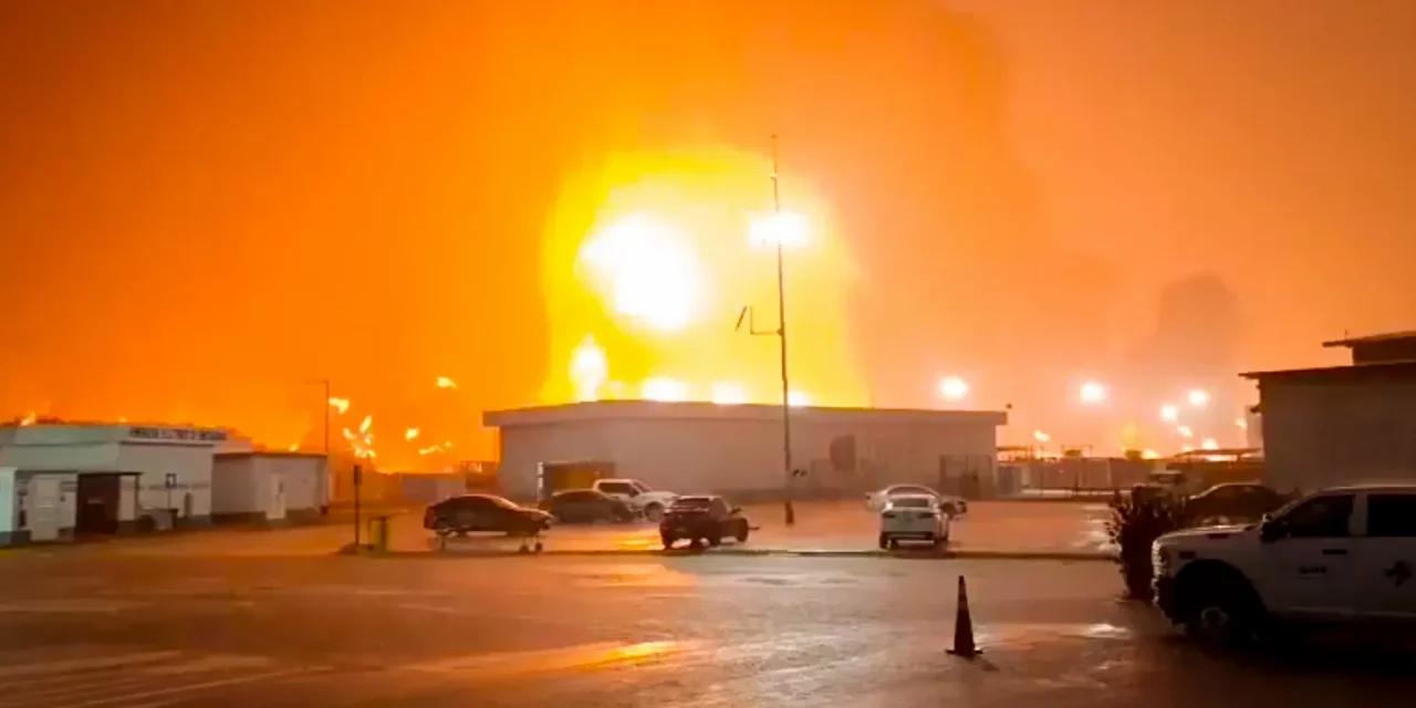 FGR realiza peritaje por incendio en Dos Bocas