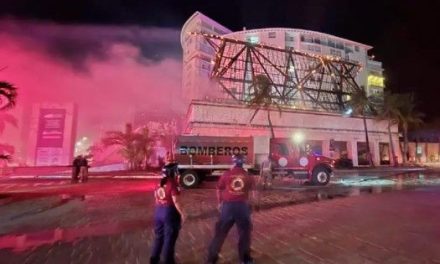 Pirotecnia causa incendio de palapa en el corazón de la Zona Hotelera de Cancún (video)