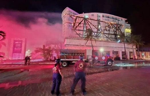 Pirotecnia causa incendio de palapa en el corazón de la Zona Hotelera de Cancún (video)