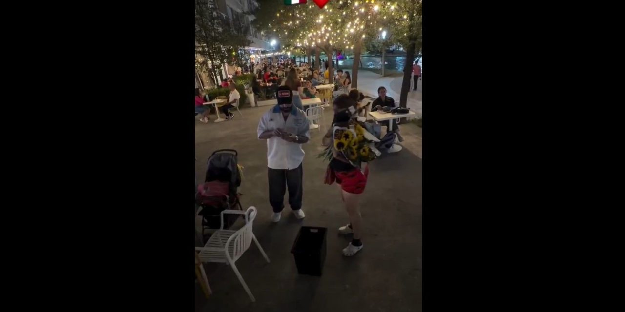 Aficionado iraquí en Monterrey compra todas las flores a vendedora ambulante tras cálida bienvenida  que recibió