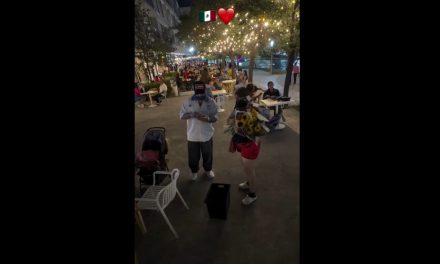 Aficionado iraquí en Monterrey compra todas las flores a vendedora ambulante tras cálida bienvenida  que recibió
