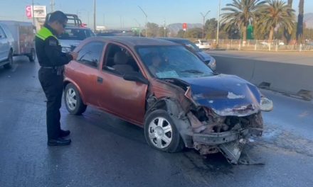 Joven destruye su vehículo tras chocar con barrera metálica en Saltillo