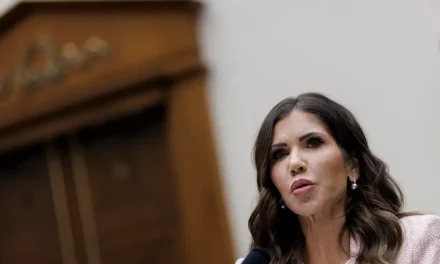 Trump destituye a Kristi Noem como Secretaria de Seguridad; el senador Markwayne Mullin asumirá el cargo