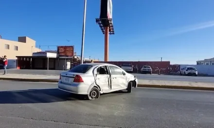 Encandila el sol a conductora y choca contra un domicilio en Saltillo
