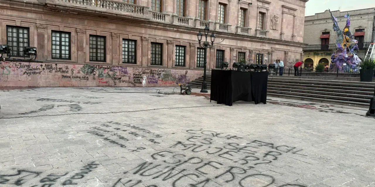 Saltillo: Comienzan a borrar las pintas que dejó la marcha del 8M