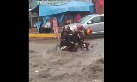 Motoneta con dos adultos y una menor es arrastrada por la lluvia en Ecatepec
