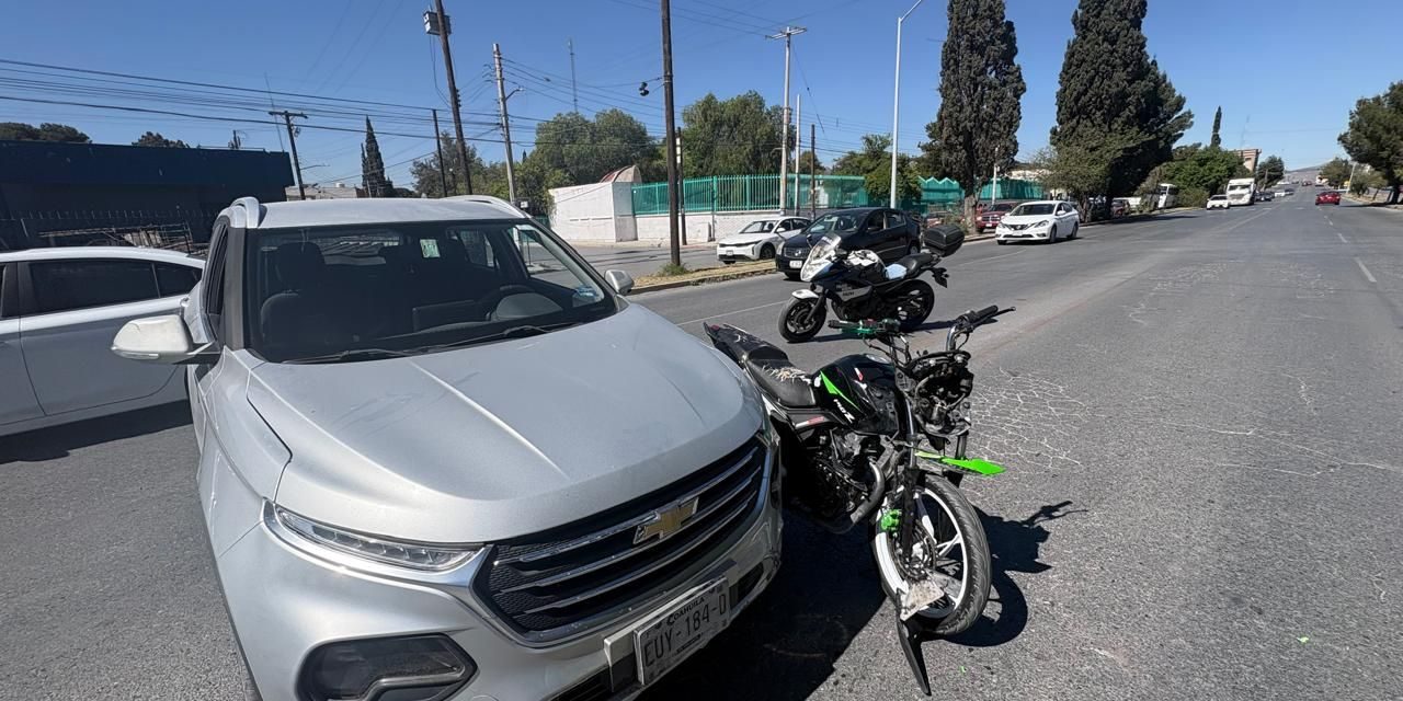 Motociclista resulta lesionado tras choque en Avenida Universidad