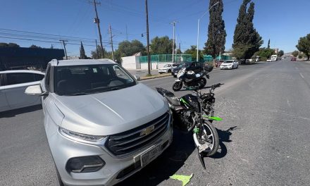 Motociclista resulta lesionado tras choque en Avenida Universidad