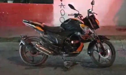 Saltillo: Motociclista sufre varias fracturas, derrapó luego de que le chocaran