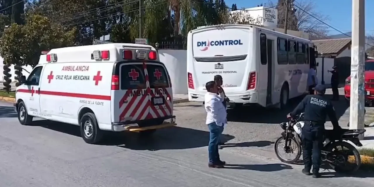 Motociclista se estrella contra transporte de personal en Parras