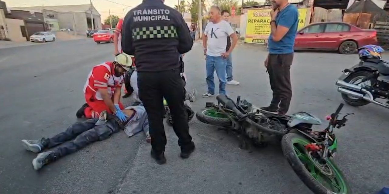 Motociclistas derrapan para evitar choque en Saltillo
