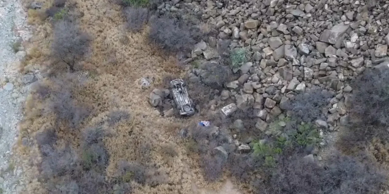 Muere mujer tras volcadura en barranco en carretera a Ramos Arizpe