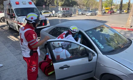 Mujer de 71 años resulta lesionada tras ser impactada por vehículo en el centro de Saltillo