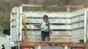 Video: Niño ‘se aferra’ a la parte trasera de una camioneta… su padre no sabía que viajaba ahí
