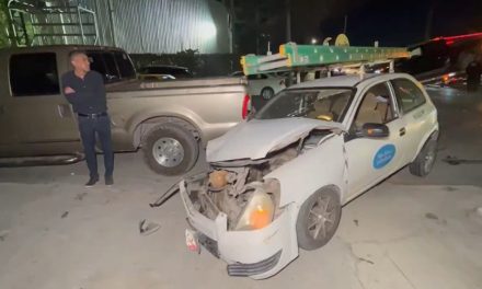 No le pudo ganar al semáforo y dejó cuantiosos daños tras choque en Saltillo