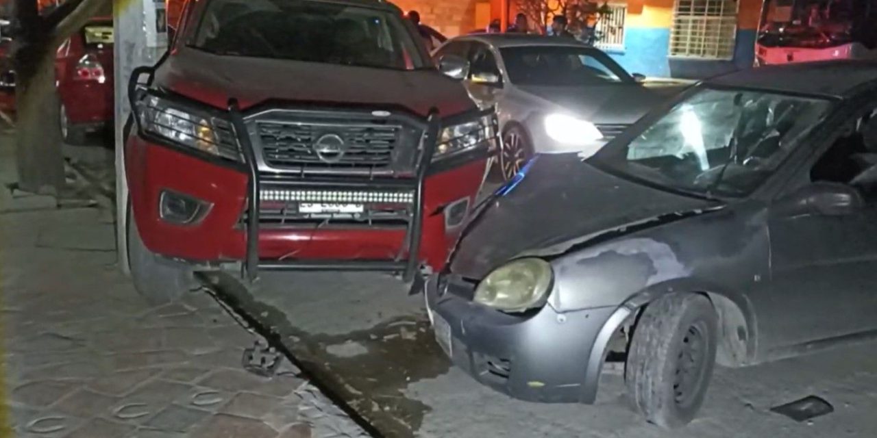No logra maniobrar para dar vuelta y ebrio lesiona a su acompañante en Saltillo