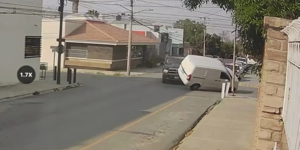 Omite señal de alto y provoca volcadura en la colonia República