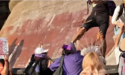 Fotógrafo patea a manifestante en el 8M en Querétaro (video)