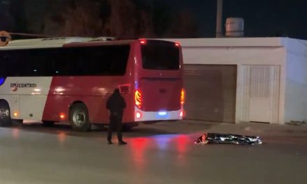 Saltillo: Peatón murió a metros de puente peatonal, se atravesó al paso de un autobús