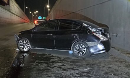 Pierde el control en la curva y destroza su auto contra el muro en Saltillo