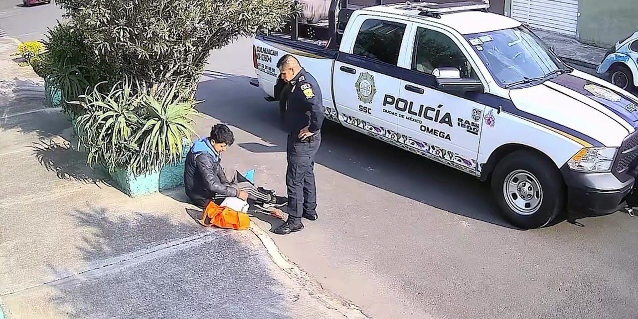 Video: Policías golpean y roban a jardinero en la vía pública en Coyoacán