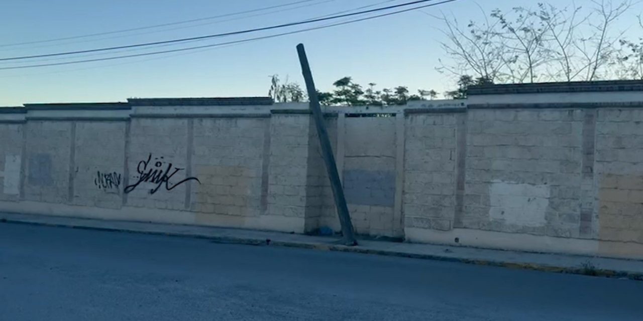 Poste pone en peligro a peatones en Saltillo