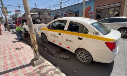 Taxista imprudente provoca volcadura en el Centro de Saltillo