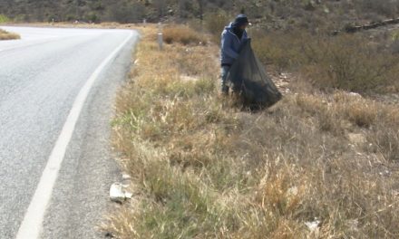 Realizan intensa jornada de limpieza en las orillas de la carretera antigua a Monclova