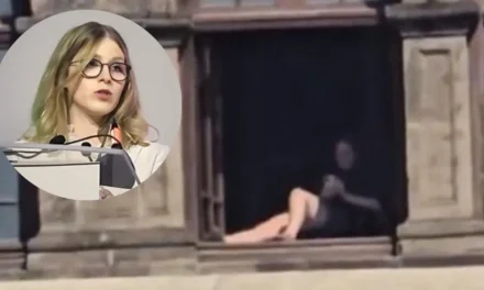 Revelan la identidad de la mujer que salió a tomar el sol  en Palacio Nacional así como su sueldo