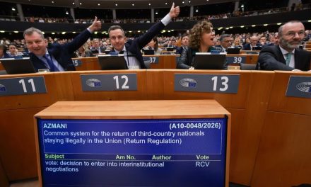 El Parlamento europeo aprueba centros de deportación en terceros países y detenciones de hasta 2 años