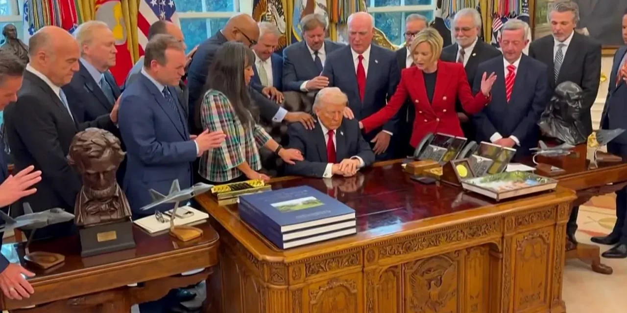 Líderes religiosos rezan por Donald Trump en el Despacho Oval