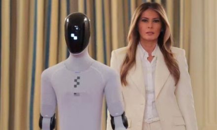 ¿Estados Unidos tiene nuevo presidente? Melania Trump aparece junto a un robot humanoide