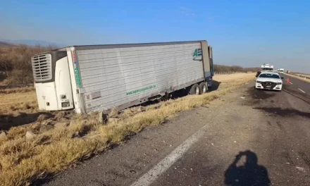 Se le desprendió la caja en plena marcha en la autopista Torreón-Saltillo