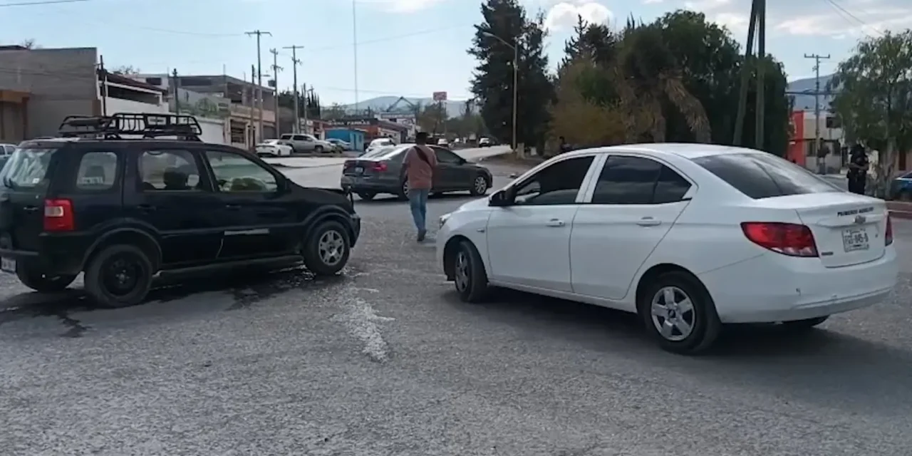 Se queda dormido al volante y provoca fuerte choque en Parras