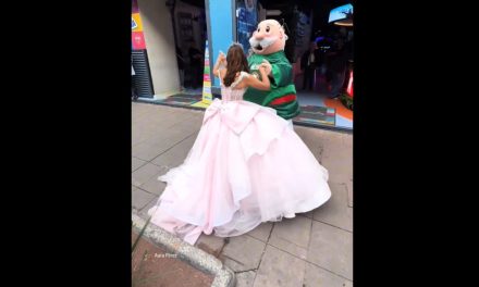 Dr. Simi y una quinceañera paralizan el centro de la CDMX al bailar el vals en plena calle (video)