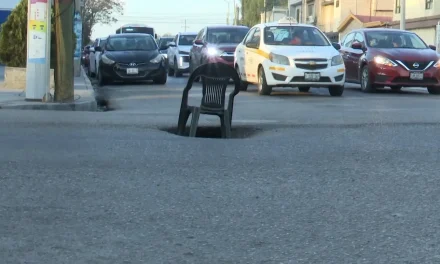 Socavón daña al menos 10 vehículos en Saltillo