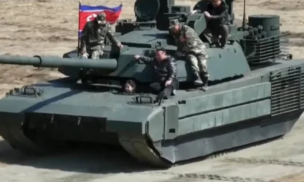 Kim Jong-un presenta el ‘tanque del futuro’ en maniobras ofensivas junto a su hija Ju-ae