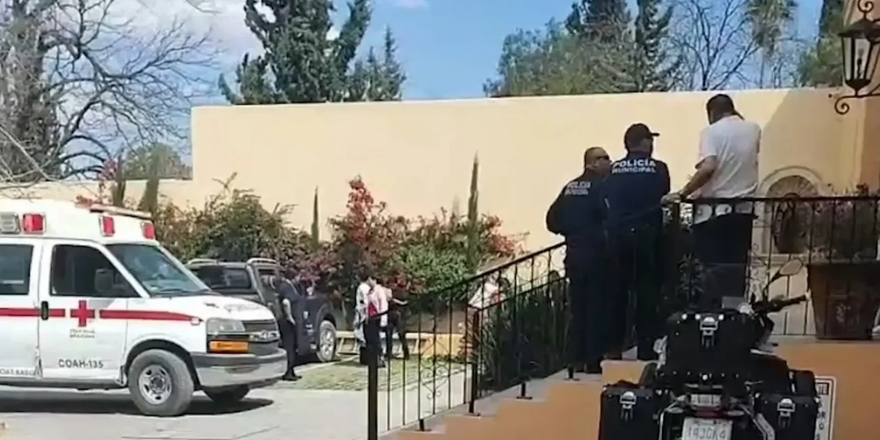 Trabajador se desploma desde el techo de un restaurante en Parras de la Fuente