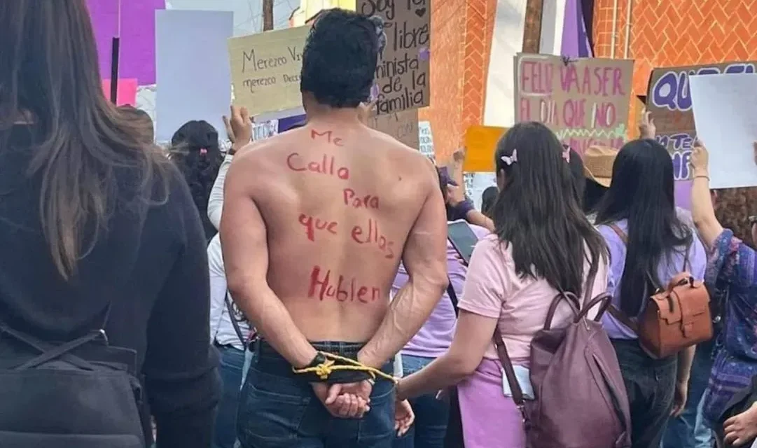 Hombre acude a marcha del 8M en solidaridad con su novia… su expareja llega y lo acusa de ser deudor alimentario