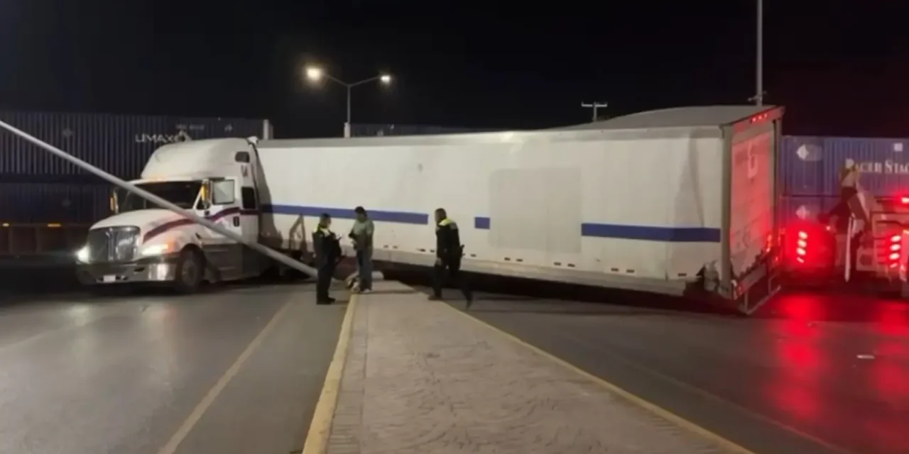 Saltillo: Tren impacta caja de tráiler en cruce ferroviario